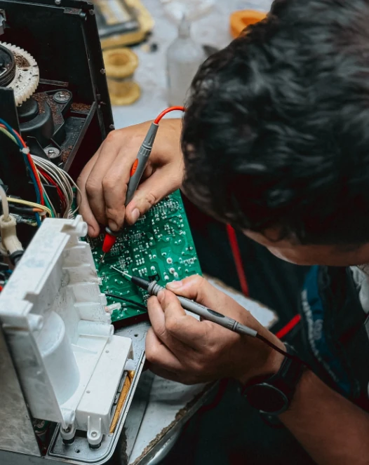 Teknisi memeriksa perangkat elektronik