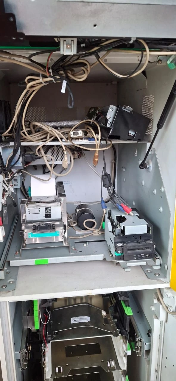 Perangkat elektronik di ruang kerja